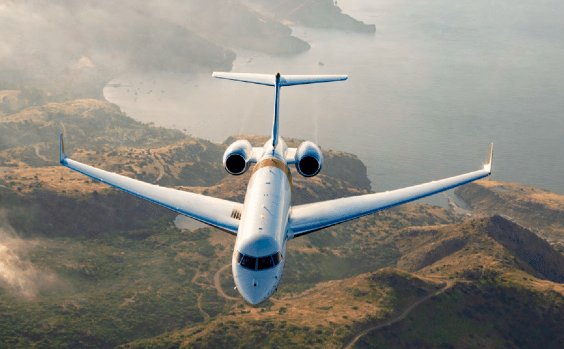 Flugzeug über einem Gebirge